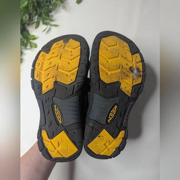 Keen Sandals Youth Size 4 - Picture 6 of 8
